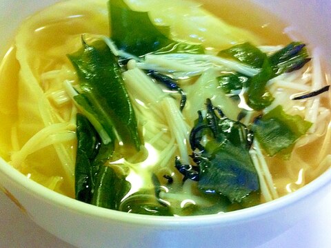 キャベツとえのき、海藻のスープ